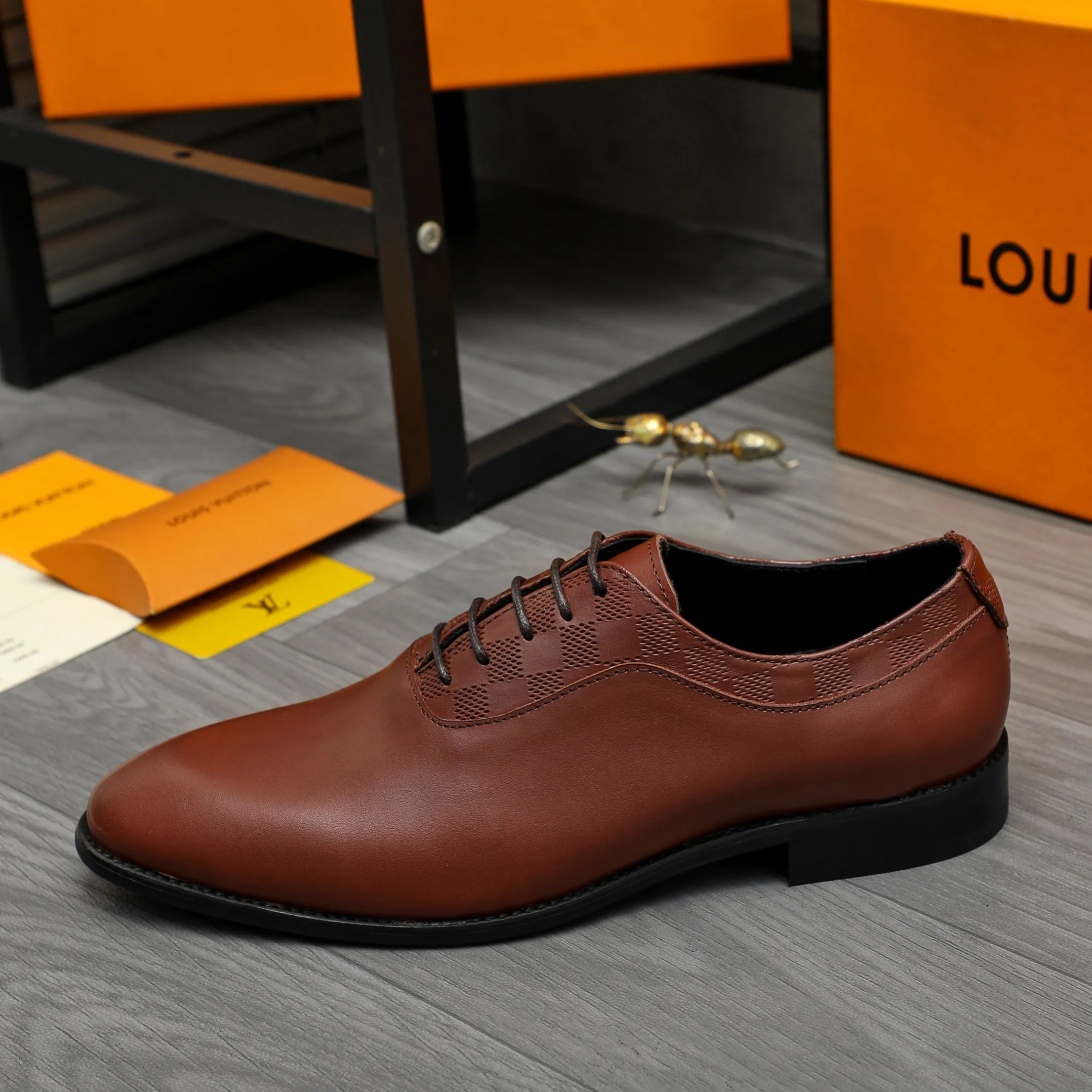 Men's shoes 💰p460 Product trademark: LV (Louis Vuitton) business lace-up leather shoes True size: 39-44 Product materials: Selected high-quality cowhide stitching classic embossed upper, cowhide lining, original rubber outsole